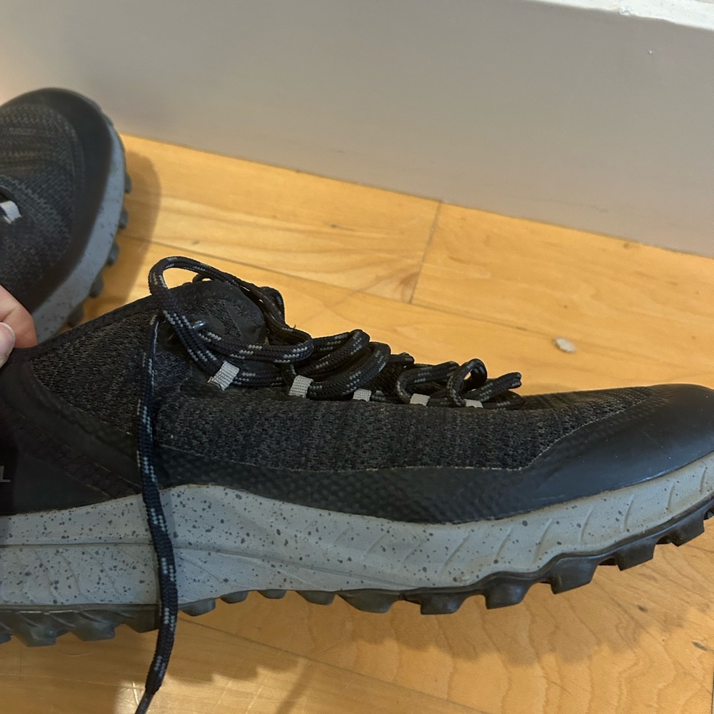 Black Athletic Shoes with Breathable Upper and Cushioned Midsole